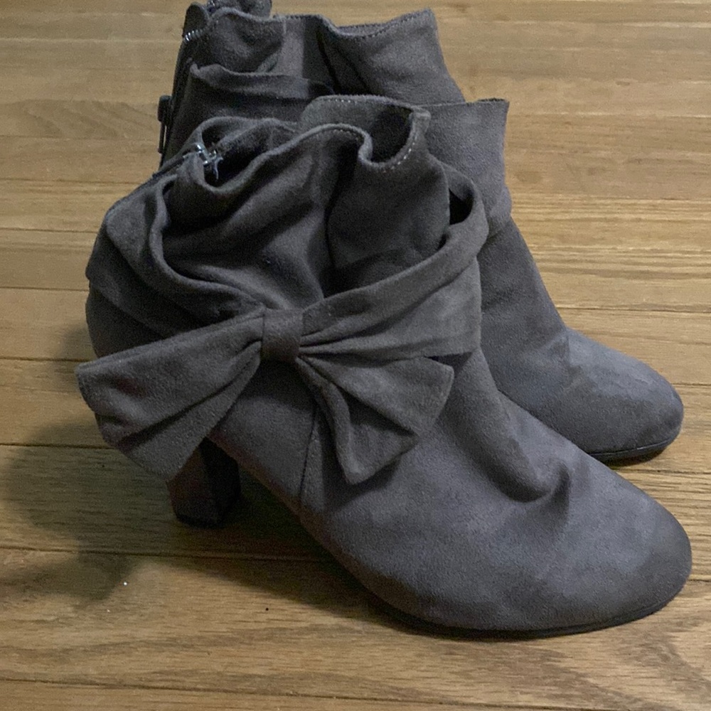 Cute zip up heels ready to reposh never even wore I have a shoe addiction lol